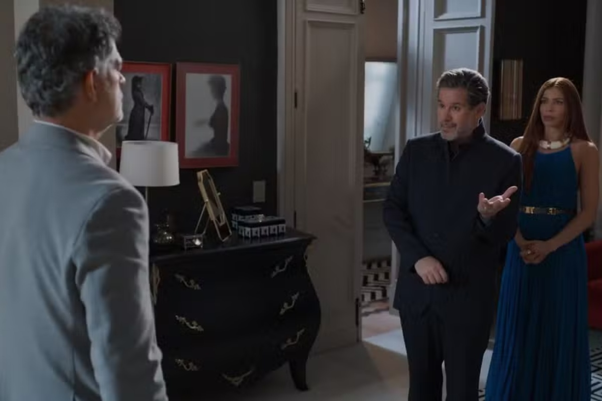 Ferette (Murilo Benício) e Arminda (Grazi Masafera) encaram Rogério (Eduardo Moscovis) em Três Graças