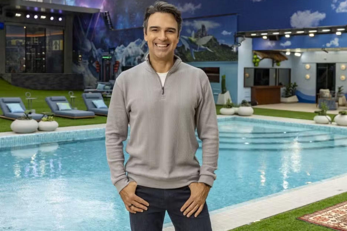 Tadeu Schmidt na área externa do 'BBB 26'