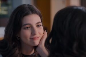 Lorena (Alanis Guillen) recebe o apoio de Zenilda (Andréia Horta) em Três Graças