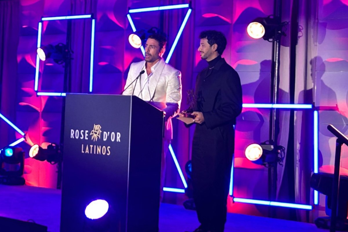 Cauã Reymond e Gabriel Jacome, head de conteúdo da TV Globo, representaram Vale Tudo na cerimônia de entrega do prêmio Rose d’Or Latinos 2026