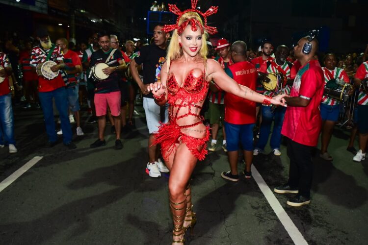 Virginia no ensaio de rua da Grande Rio 