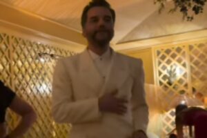 wagner moura sambando após vencer o globo de ouro