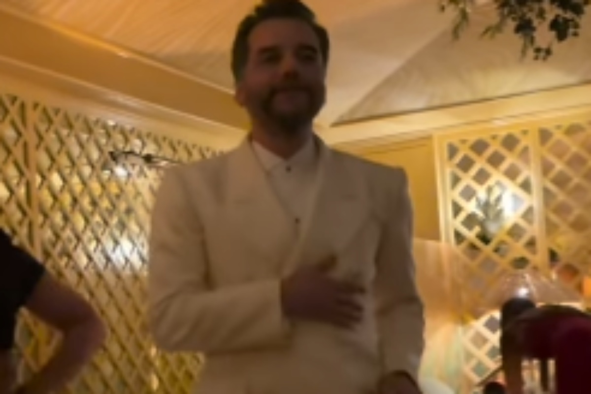 wagner moura sambando após vencer o globo de ouro