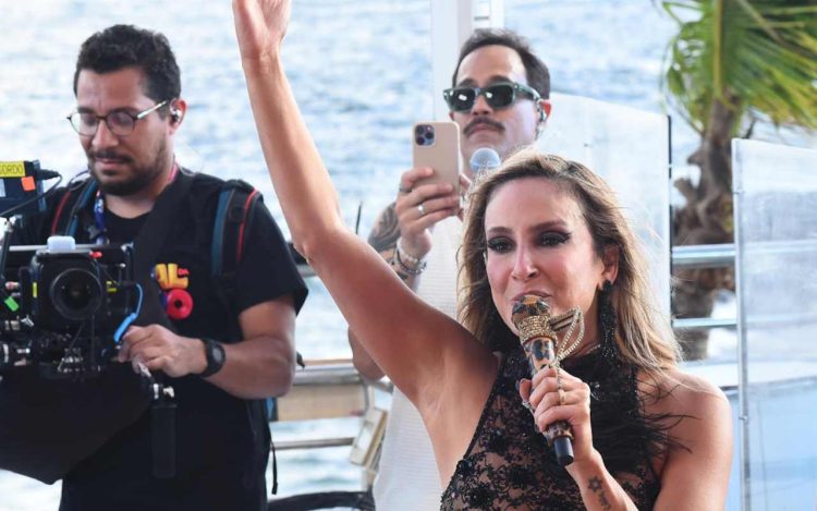 Cláudia Leitte em seu trio - Foto : Webert Belicio/ AgNews