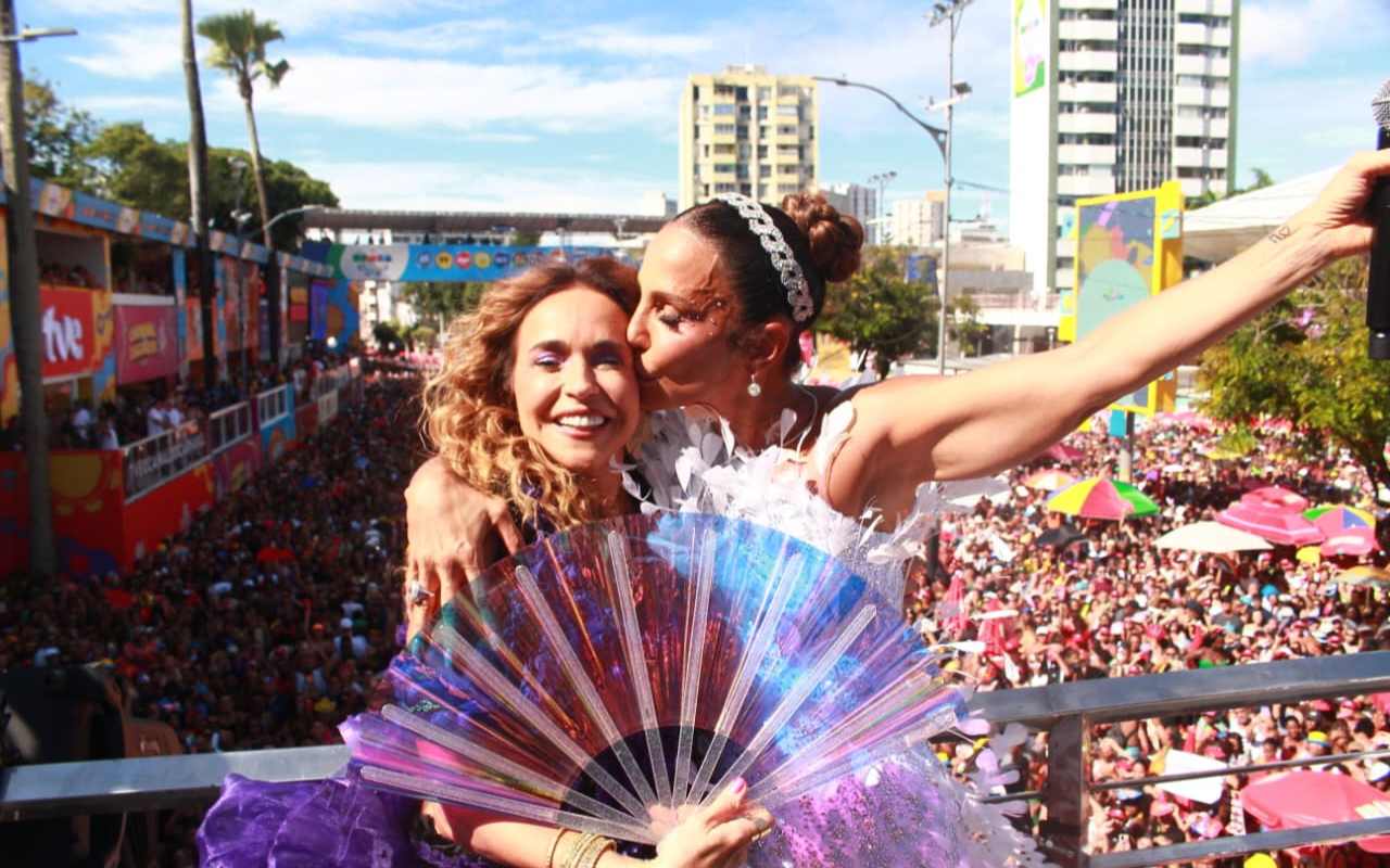 Ivete recebe Daniela Mercury em seu trio em Salvador. Fotos Vitor Santos/ AgNews