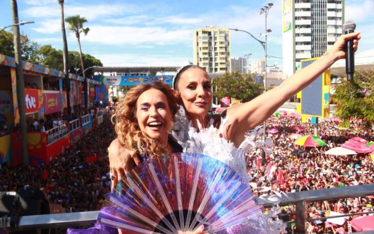 Daniela Mercury agita trio de Ivete em Salvador Fotos Vitor Santos/ AgNews