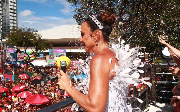 Ivete em seu trio em Salvador. Fotos Vitor Santos/ AgNews