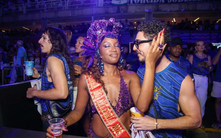 Iza e João Vitor Silva se beijam na Sapucaí - Foto: Dílson Silva/AgNews