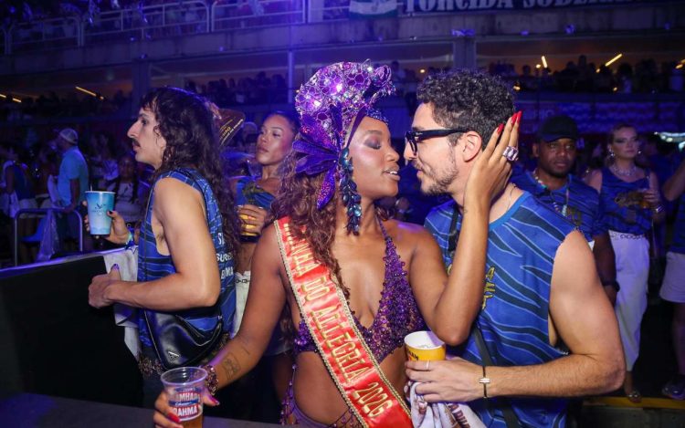 Iza e João Vitor Silva se beijam na Sapucaí - Foto: Dílson Silva/AgNews