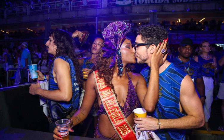 Iza e João Vitor Silva se beijam na Sapucaí - Foto: Dílson Silva/AgNews