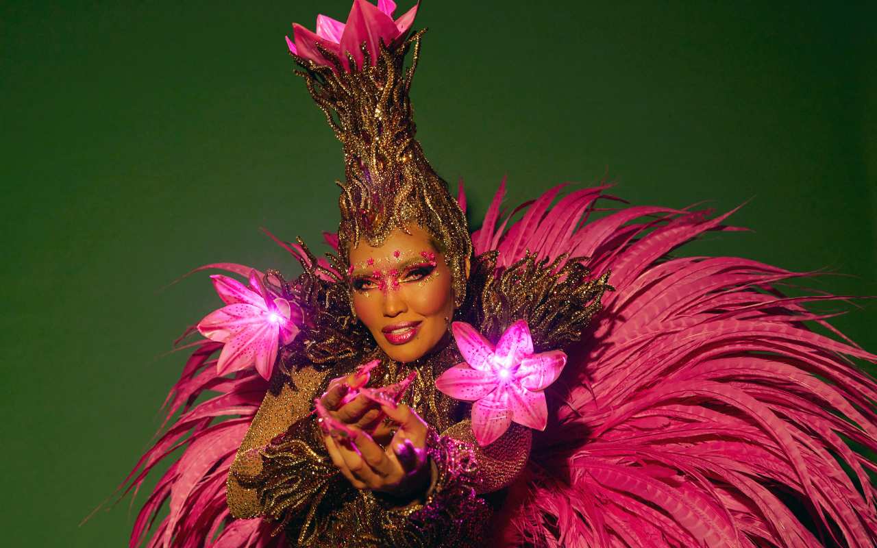 Karinah fecha desfile da Mangueira e brilha entre Rio e Salvador