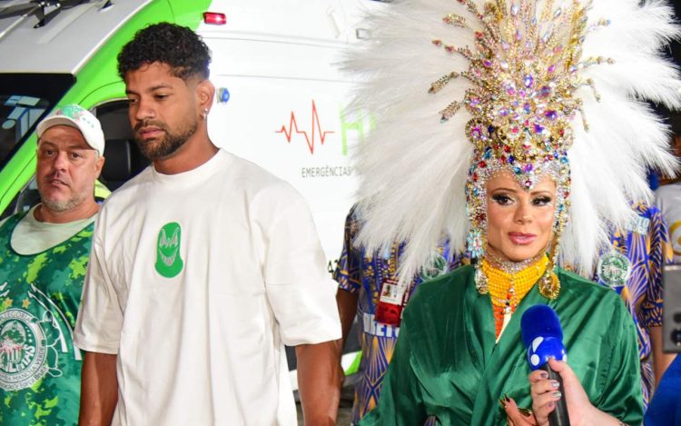 : Viviane Araujo e Guilherme Militão no desfile da Mancha Verde - Edu Araujo Agnews