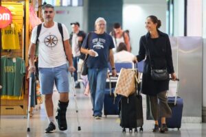Camila Pitanga e o namorado de muletas no aeroporto