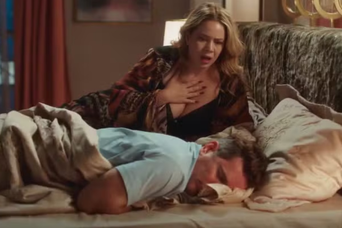 Alaorzinho (Daniel de Oliveira) pega no sono com erva dada por Zilá (Leandra Leal) em 'Coração Acelerado'
