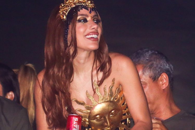 anitta curtindo carnaval do rio de janeiro na sapucaí