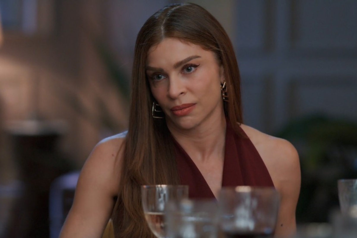 arminda (grazi massafera) brava durante jantar em três graças