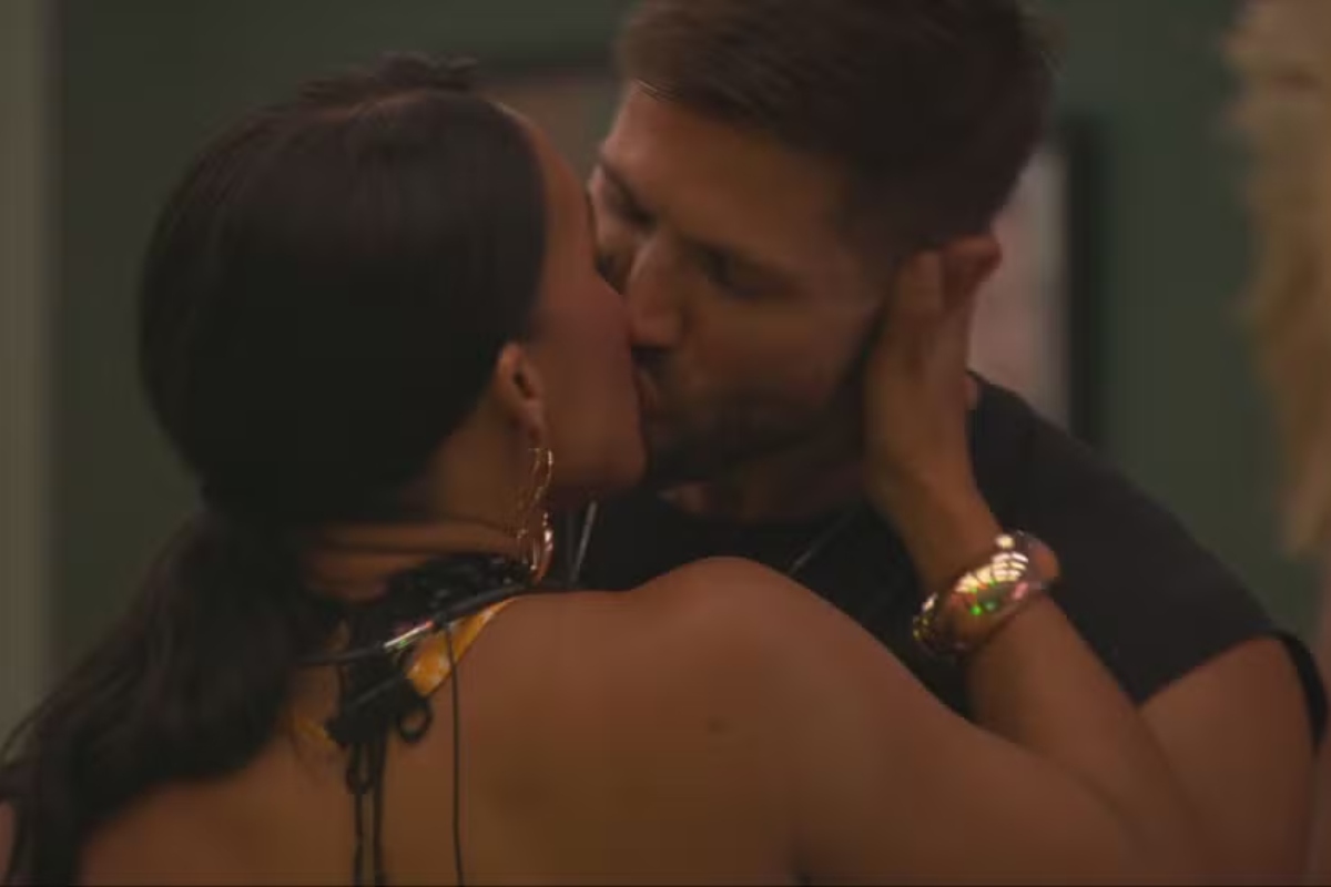 Maxiane e Jonas se beijam na festa do líder