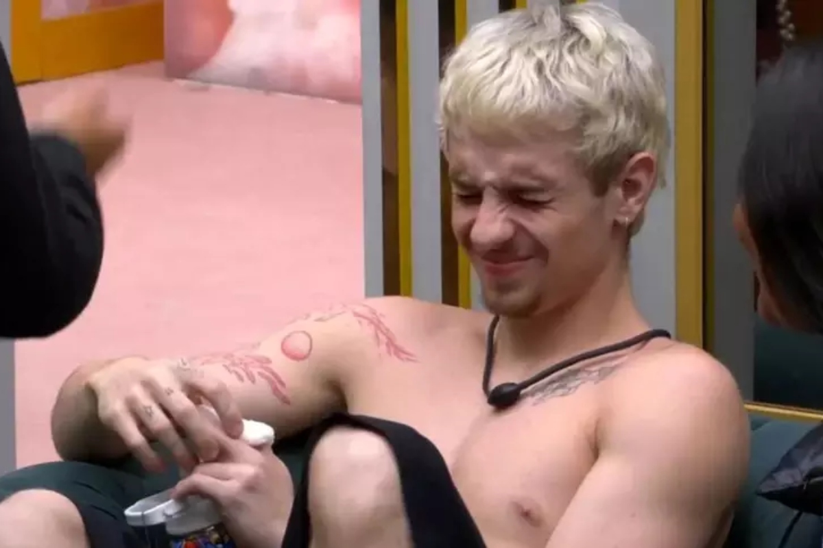 Juliano Floss machuca o dedo