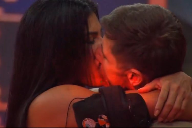 Marciele e Jonas se beijam