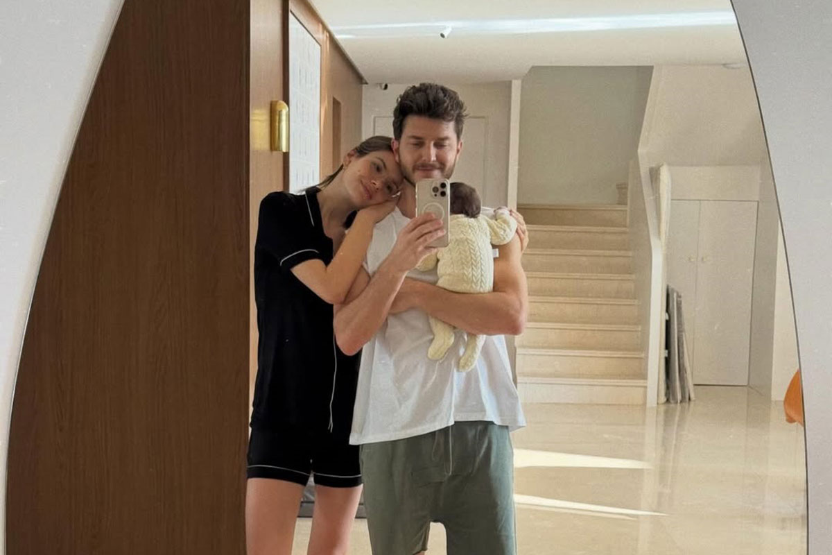 Camila Queiroz e Klebber Toledo com a filha