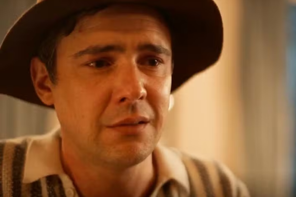 Candinho (Sergio Guizé) chora em Êta Mundo Melhor