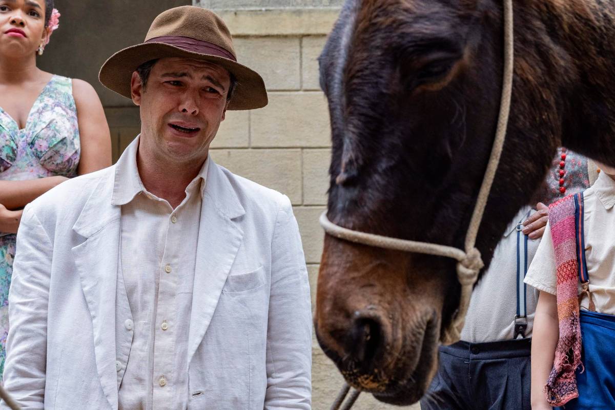 Candinho (Sergio Guizé) chorando por Policarpo em 'Êta Mundo Melhor'