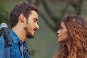 Em Coração Acelerado, Agrado (Isadora Cruz) se emociona com surpresa de João Raul (Filipe Bragança)