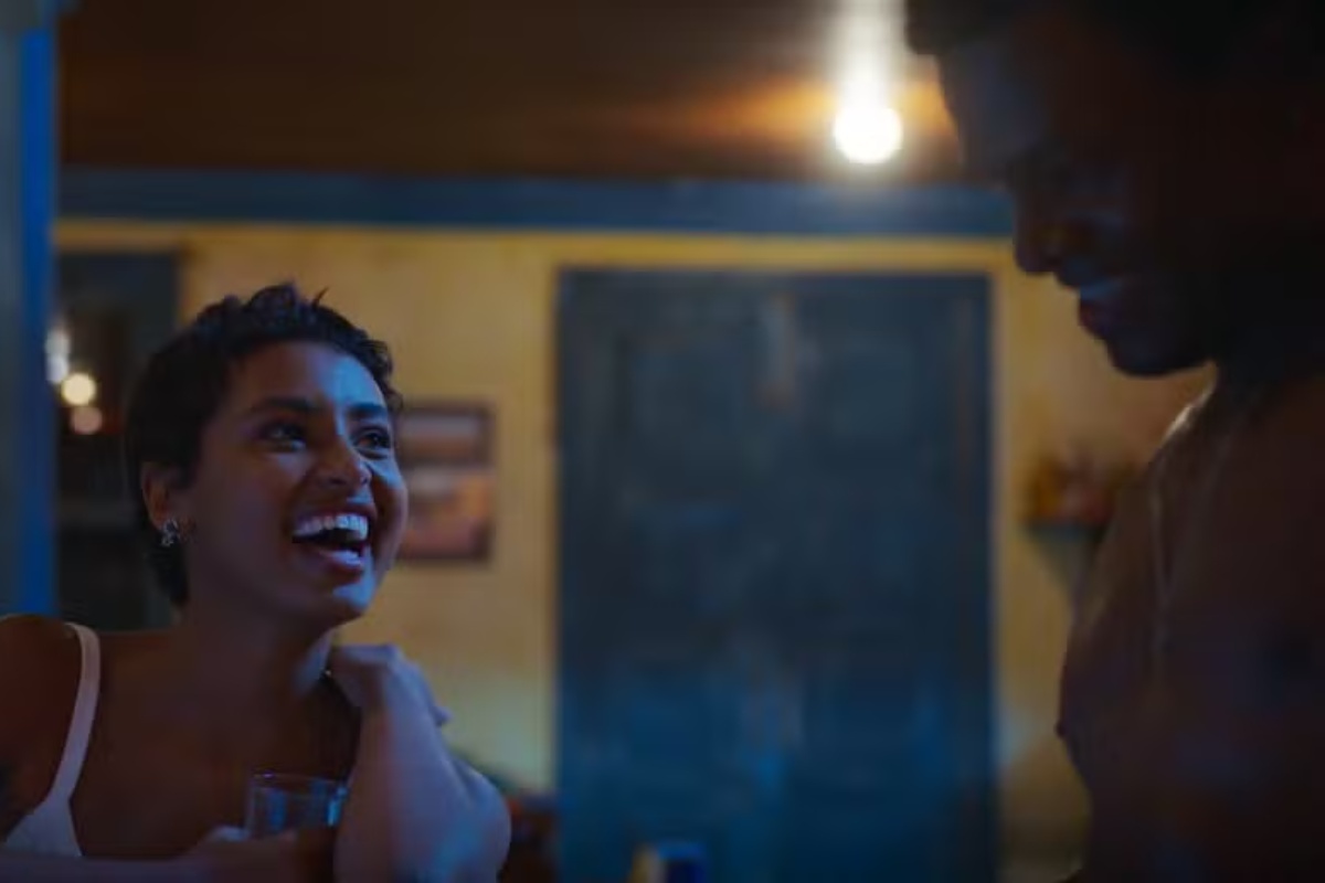 Coração Acelerado, Eduarda se encanta e joga charme para cima de Leandro