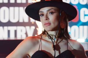 Naiane se 'veste para matar' em jantar com João Raul e Agrado em Coração Acelerado