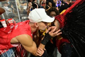 Lexa ganha beijo do marido, Ricardo Vianna