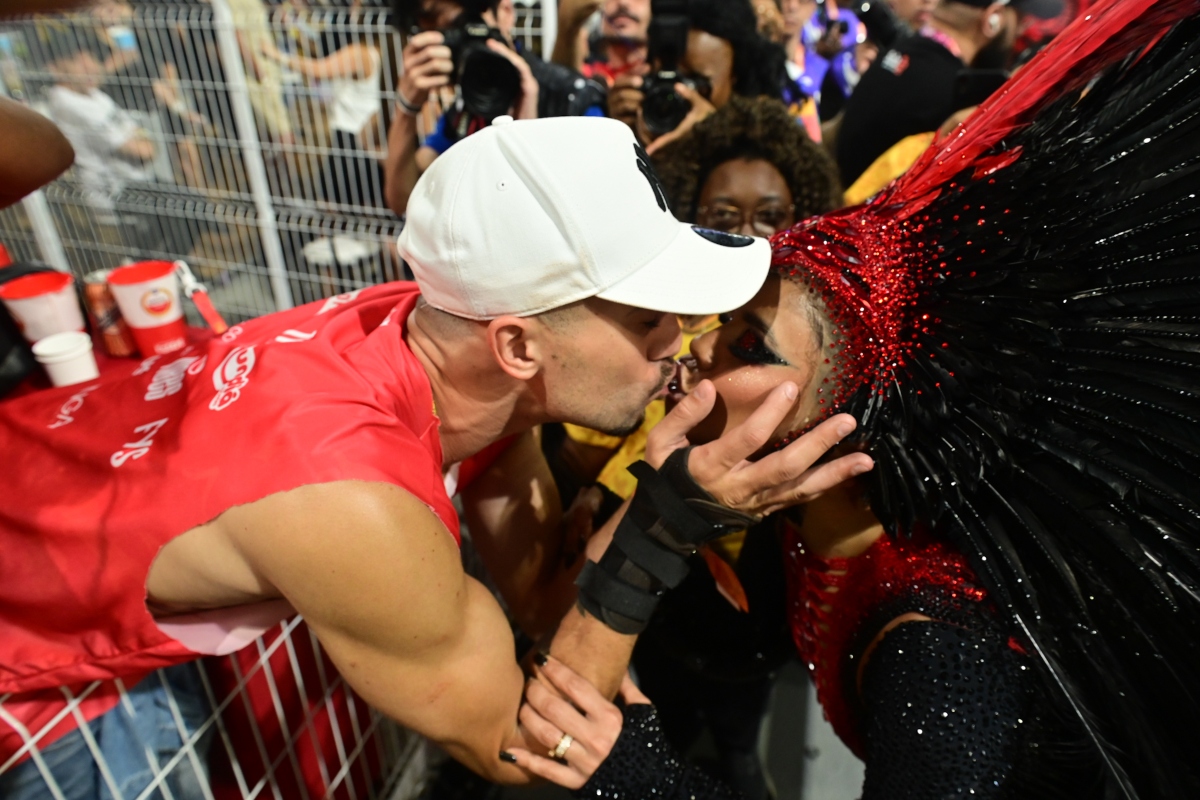 Lexa ganha beijo do marido, Ricardo Vianna