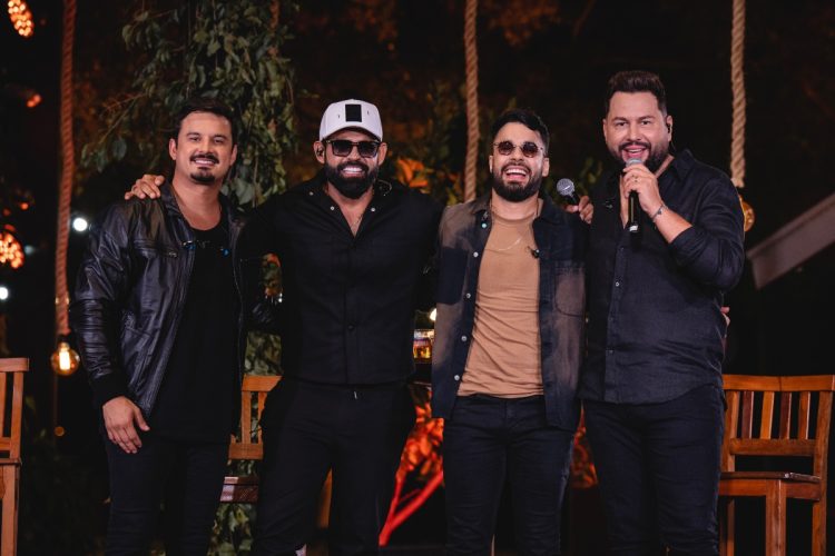 Diego e Arnaldo cantam com Clayton e Romário