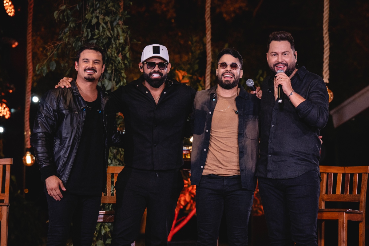 Diego e Arnaldo cantam com Clayton e Romário