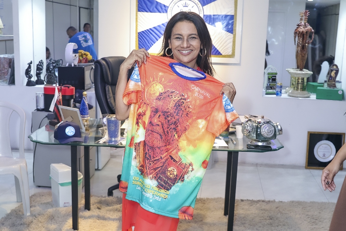 Dira Paes vive Dona Lindu em desfile emocionante da Niterói