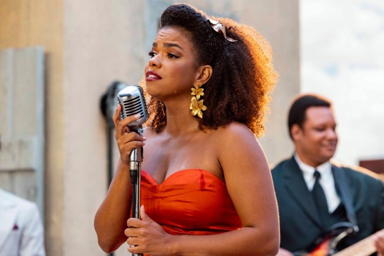Dita (Jeniffer Nascimento) chega no terraço para cantar em Êta Mundo Melhor