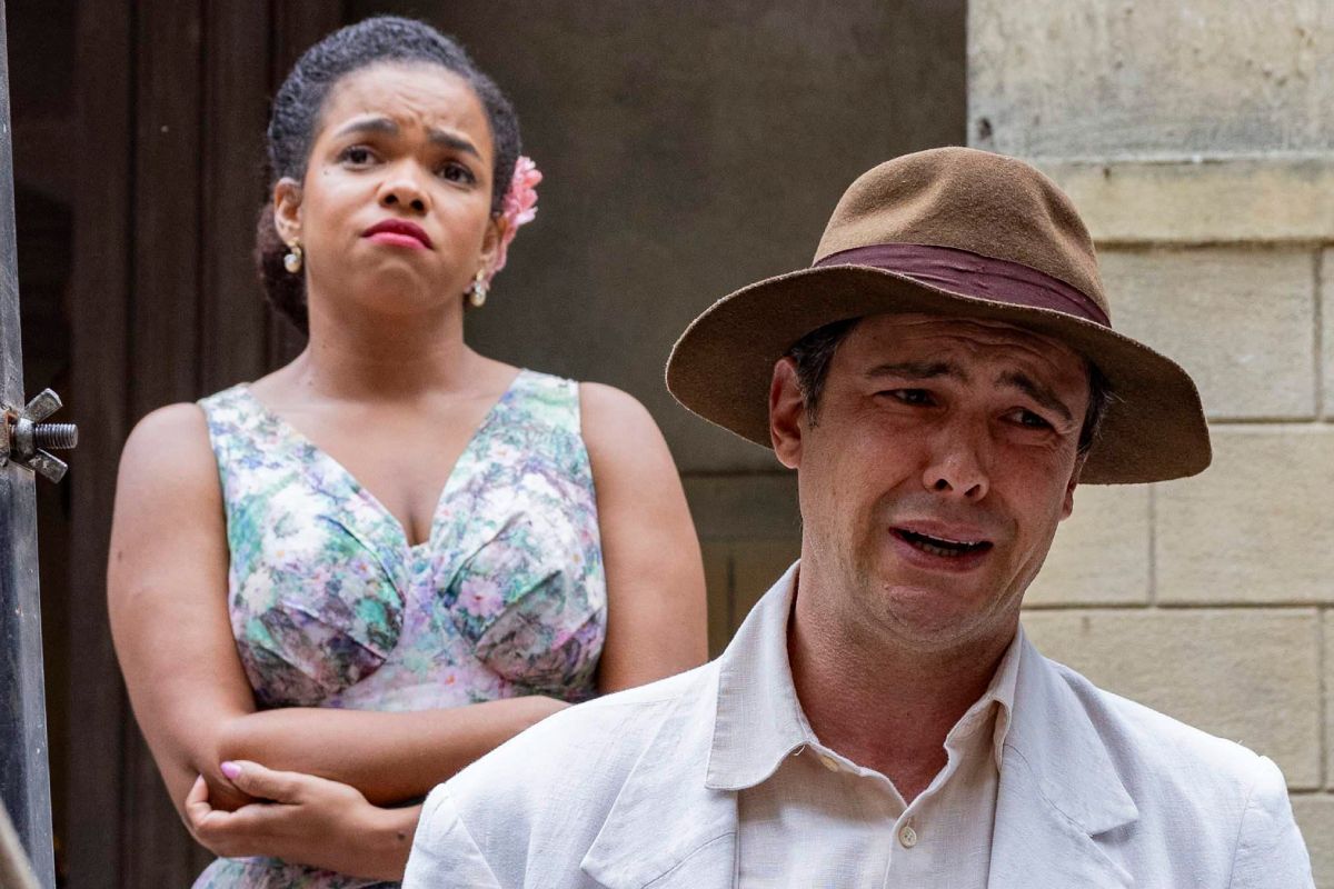 Dita (Jeniffer Nascimento) e Candinho (Sergio Guizé) tristes em 