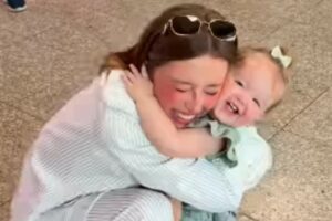 duda reis abraçada com a filha