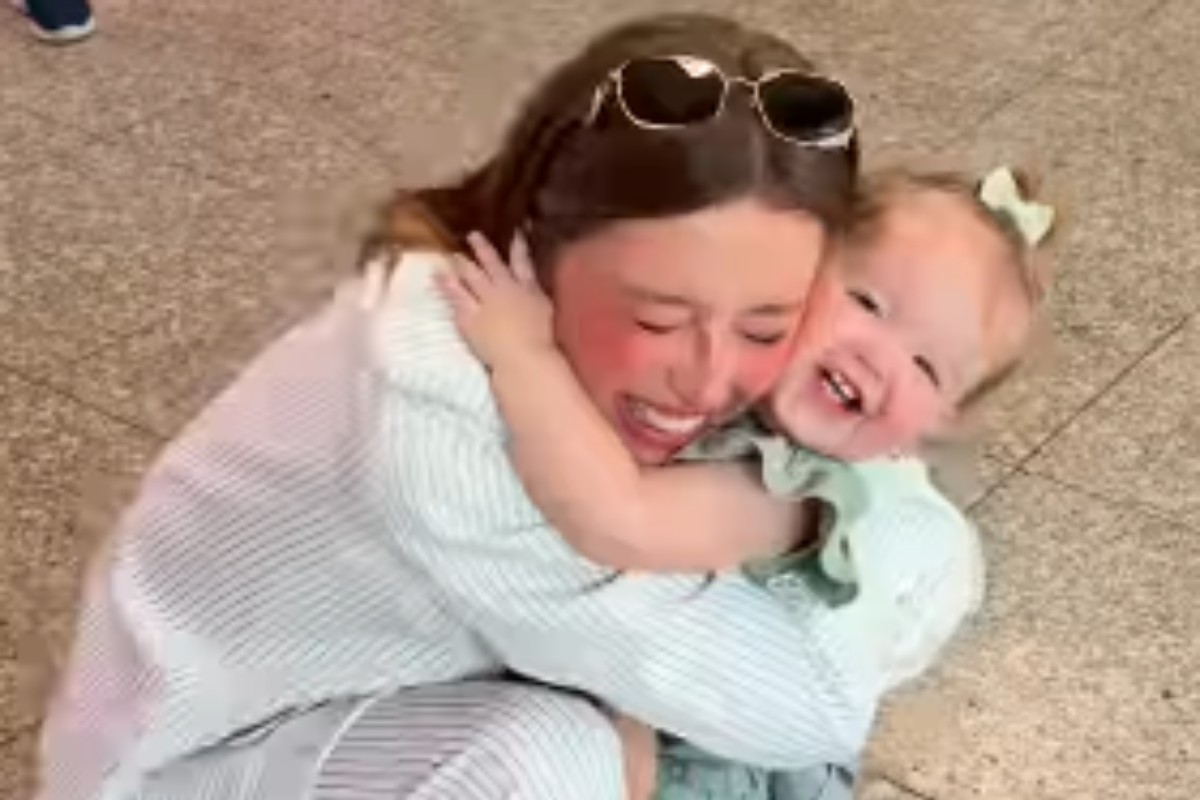 duda reis abraçada com a filha