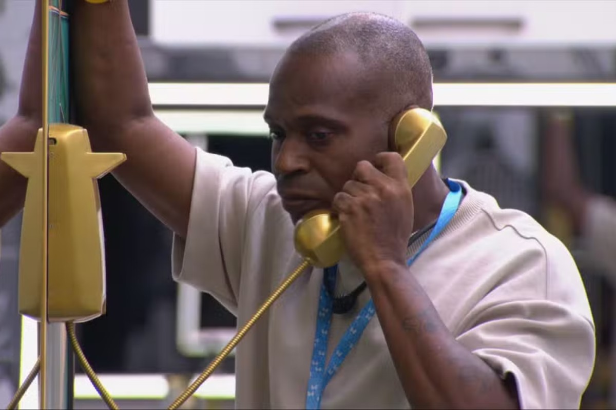 Edilson atende Big Fone no BBB 26, distribui plaquinhas entre brothers e ganha prêmio