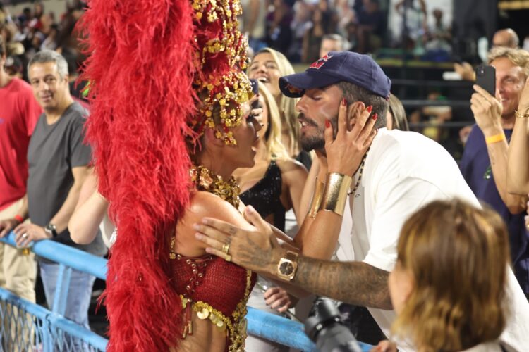 Cintia Dicker recebe o carinho do marido, Pedro Scooby