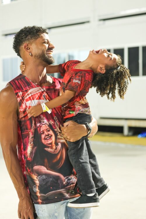 Marido e filho de Viviane Araújo na Sapucaí