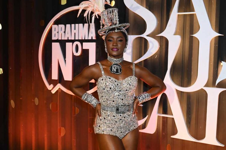 Erika Januzza no camarote N1 no carnaval do Rio de Janeiro