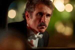 Ernesto (Eriberto Leão) se desespera com previsão de que vai morrer em breve em 'Êta Mundo Melhor'