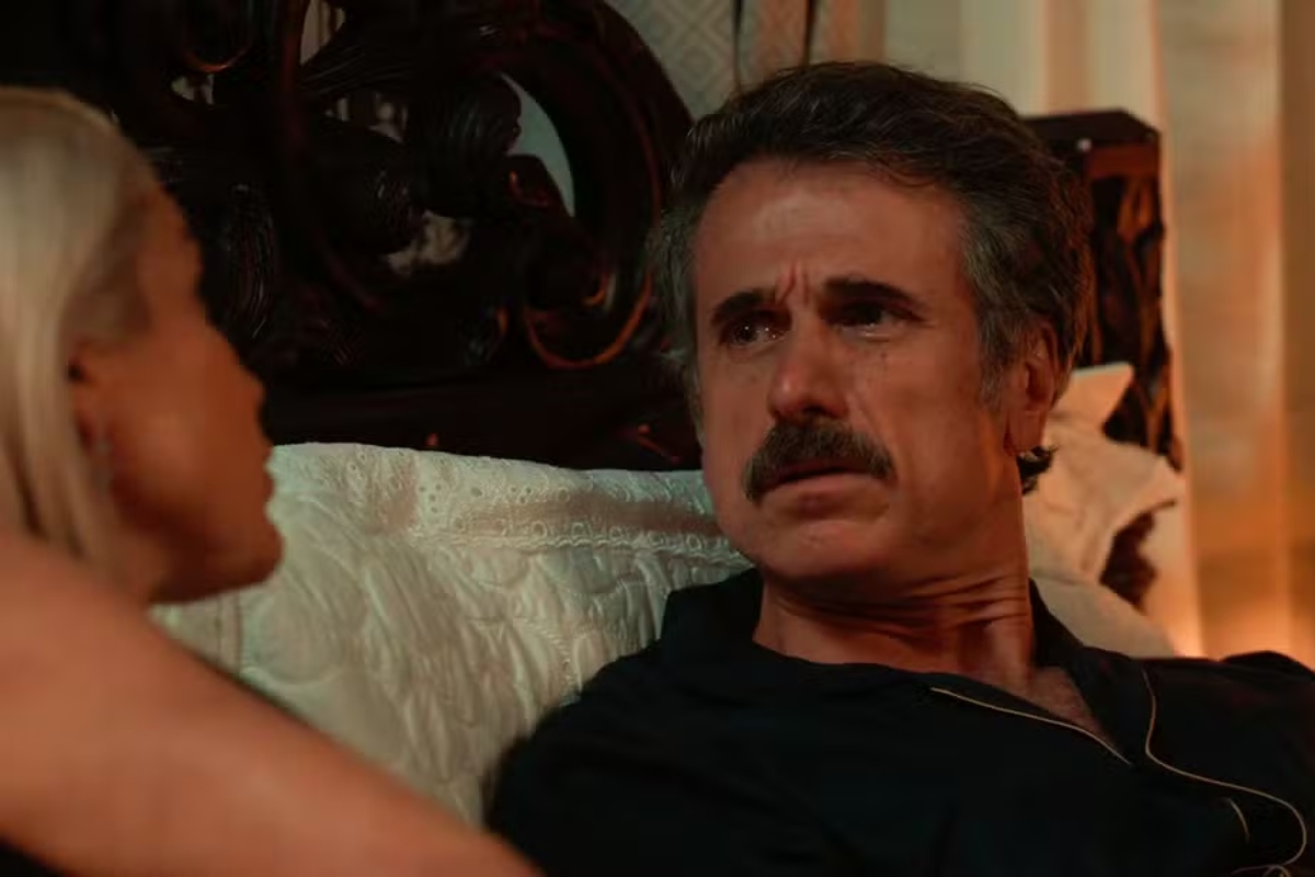 Ernesto (Eriberto Leão) e Sandra (Flávia Alessandra) deitados na cama