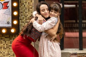 Estela (Larissa Manoela) e Anabela (Isabelly Carvalho) em Êta Mundo Melhor