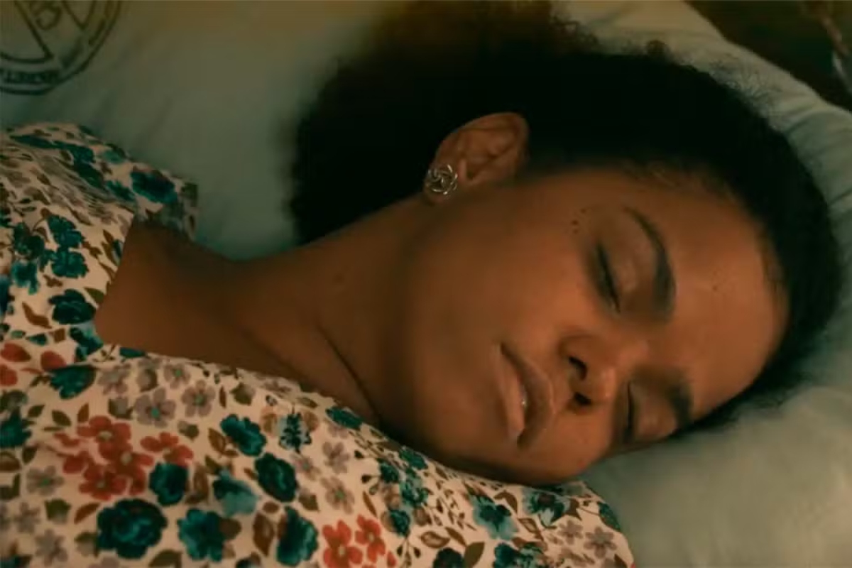 Dita (Jeniffer Nascimento) desmaia na cela