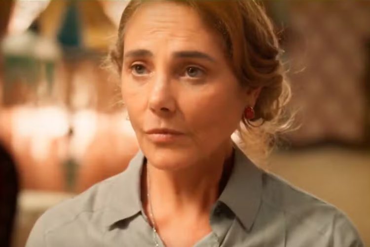 Zulma (Heloisa Périssé) ouve previsão de morte de Carmem em Êta Mundo Melhor