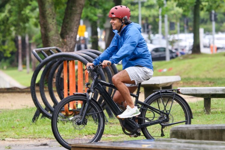 Marcos Palmeira andando de bicicleta