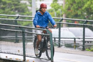 Marcos Palmeira andando de bicicleta