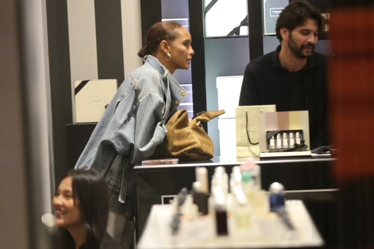 Taís Araújo vai às compras